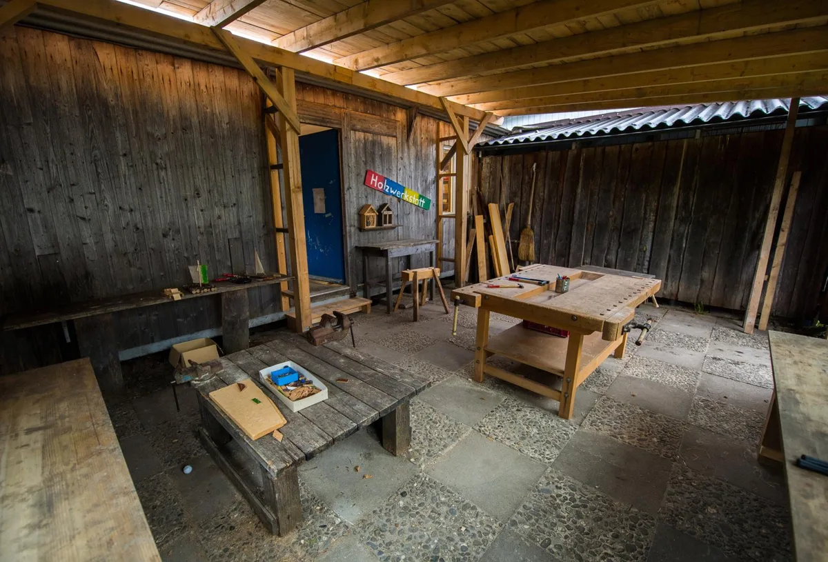 Erst kürzlich wurde die Holzwerkstatt erneuert. (Foto: Seraina Boner)