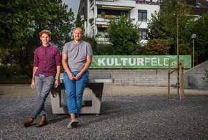 wetzikon_07092018_kulturfeld_sbo_10_preview Marchel Fässler (l.) und David Gronau (r.) wollen mit dem Projekt Kulturfeld das Areal der FEG besser nutzen., Der Masten soll dereinst ein Wimpeldach halten., , Auf der Wiese wird ab 2019 ein Pavillon stehen, der als Café genutzt werden wird., Hinter dem Pavillon wird ein Spielplatz und ein öffentlicher Grill zur Verfügung stehen.