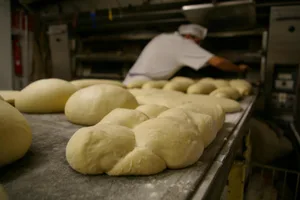 bakery-567378_preview Täglich frisch hergestelltes Brot vom Bäcker. Das ist heute nicht mehr die Norm. (Symbolbild: Pixabay), Massig Geld verdienen lässt sich mit Backwaren nicht mehr, sagen regionale Bäckereien. (Symbolbild: Pixabay), Der Bettswiler Bäcker Theo Meier macht seinen Umsatz vor allem mit fernen Lieferungen. (Foto: PD), «Bäckereien müssen grössen werden», findet Bäckermeister René Schweizer aus Steg.