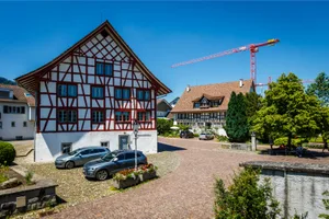 egg_marktplatz_naz-4_preview Im historischen Riegelhaus stösst die Bibliothek Egg an ihre Kapazitätsgrenzen., Im ehemaligen Volg-Laden am Dorfplatz soll sie ein neuen Zuhause finden.