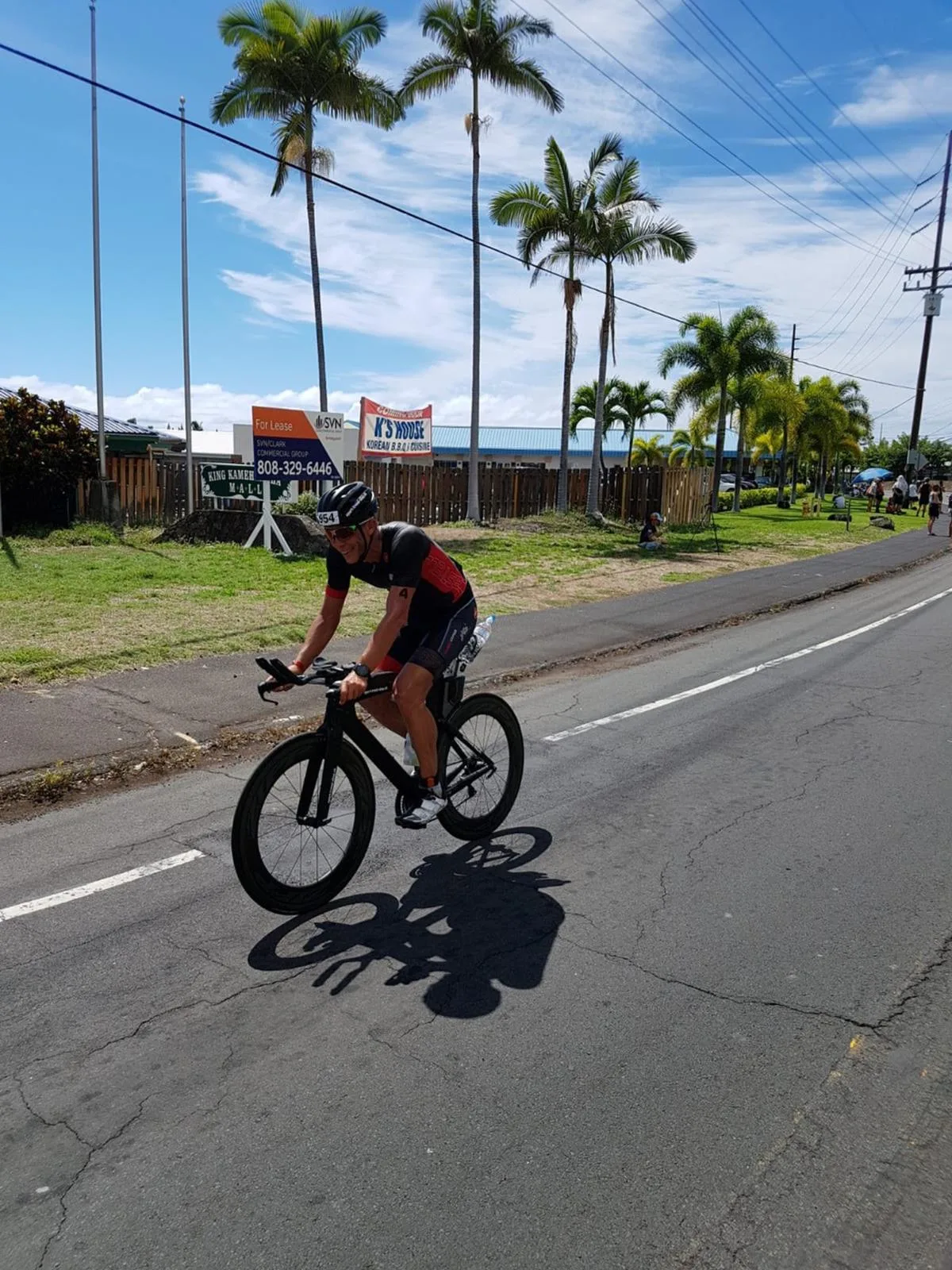 photo-2018-10-14-01-49-09_preview Mit Kraft für ein Lächeln: Mischa Welter auf der Radstrecke der Ironman-WM., Auf Hawaii geht es vielen der 2500 Teilnehmern nicht um den Rang, sondern um das Erlebnis., Der Mönchaltorfer wollte «möglichst fit» das Ziel erreichen., Das gelang ihm – trotz Hitze und hoher Luftfeuchtigkeit auf der Laufstrecke.