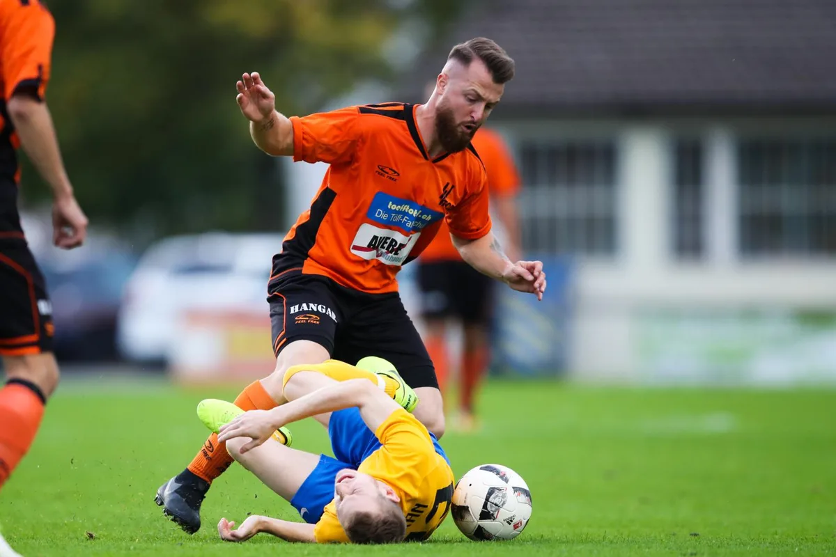 sport_06102018_fussballduebifaellanden_dku__3__preview Zu Fall gebracht: Der FC Dübendorf 2 (Daniel Petkovic) bezwang Fällanden mit Daniel Baran 5:3.