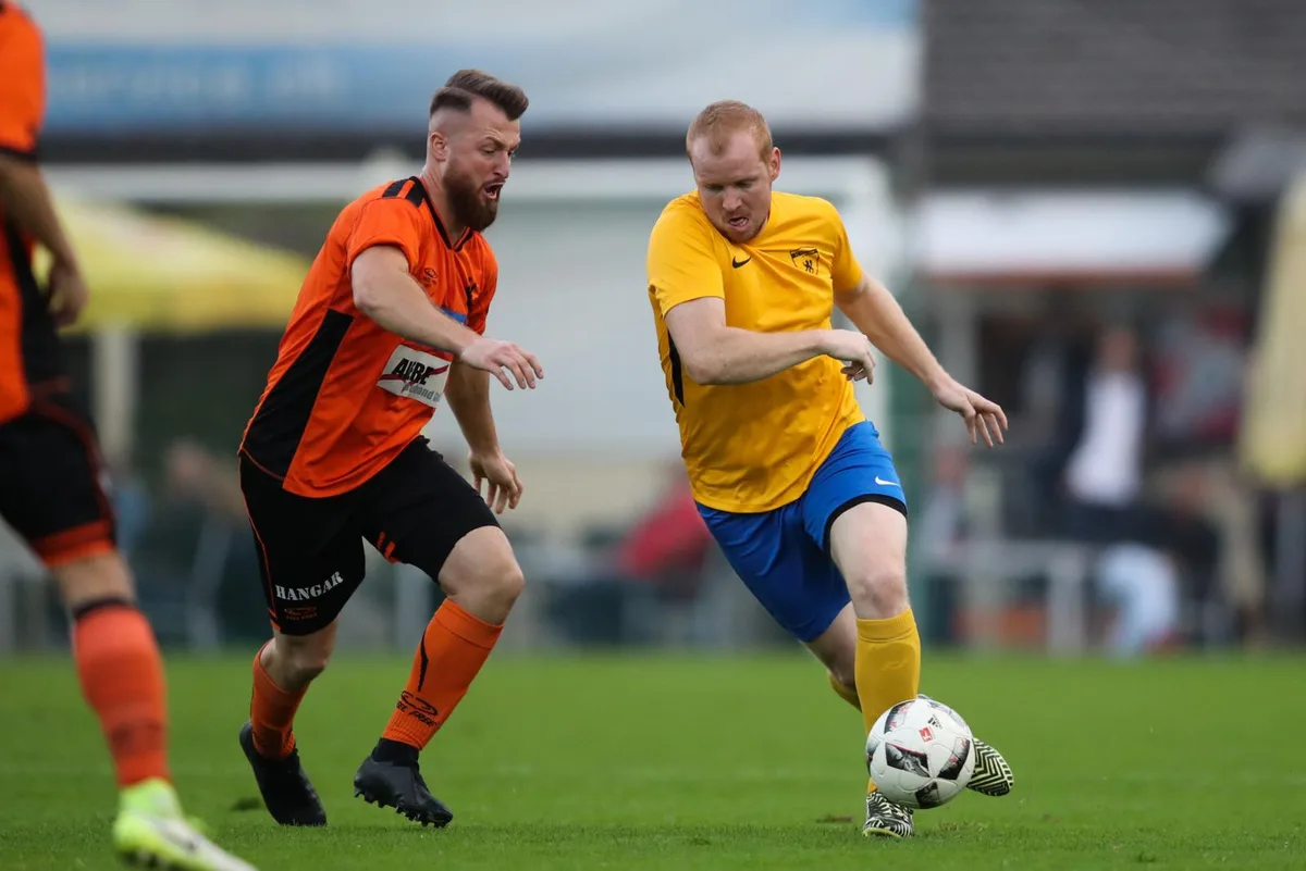 sport_06102018_fussballduebifaellanden_dku__9__preview Daniel Petkovic (links) ist mit den Dübendorfer Reserven weiter auf der Überholspur.