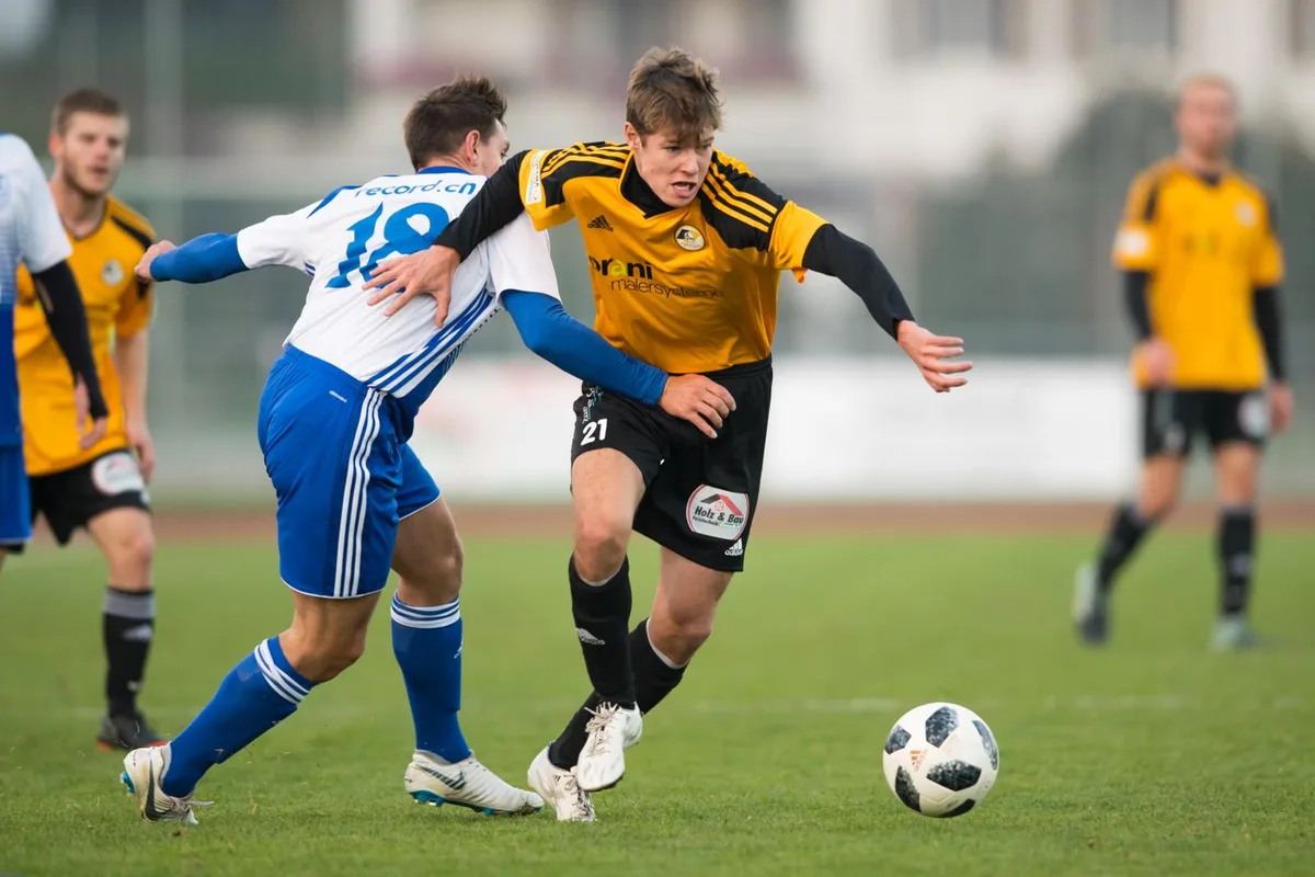sport_20102018_fussball_pif-5_preview Der Leader ist nicht zu bremsen: Der Wetziker Deia Sträuli setzt sich gegen Fehraltorfs Antonio Romano durch.