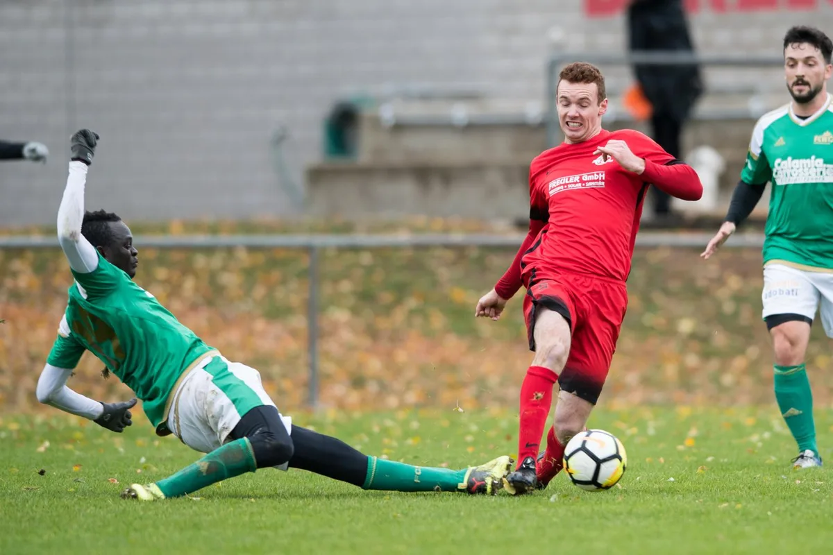 sport_28102018_fussball_pif-5_preview Aller Einsatz umsonst: Ahmadou Bachir Thiam verlor mit dem FC Wald in Pfäffikon (Steven Fenner, Mitte) trotz Führung 2:3.
