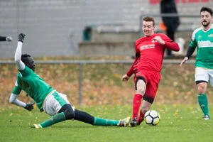 sport_28102018_fussball_pif-5_preview Aller Einsatz umsonst: Ahmadou Bachir Thiam verlor mit dem FC Wald in Pfäffikon (Steven Fenner, Mitte) trotz Führung 2:3.