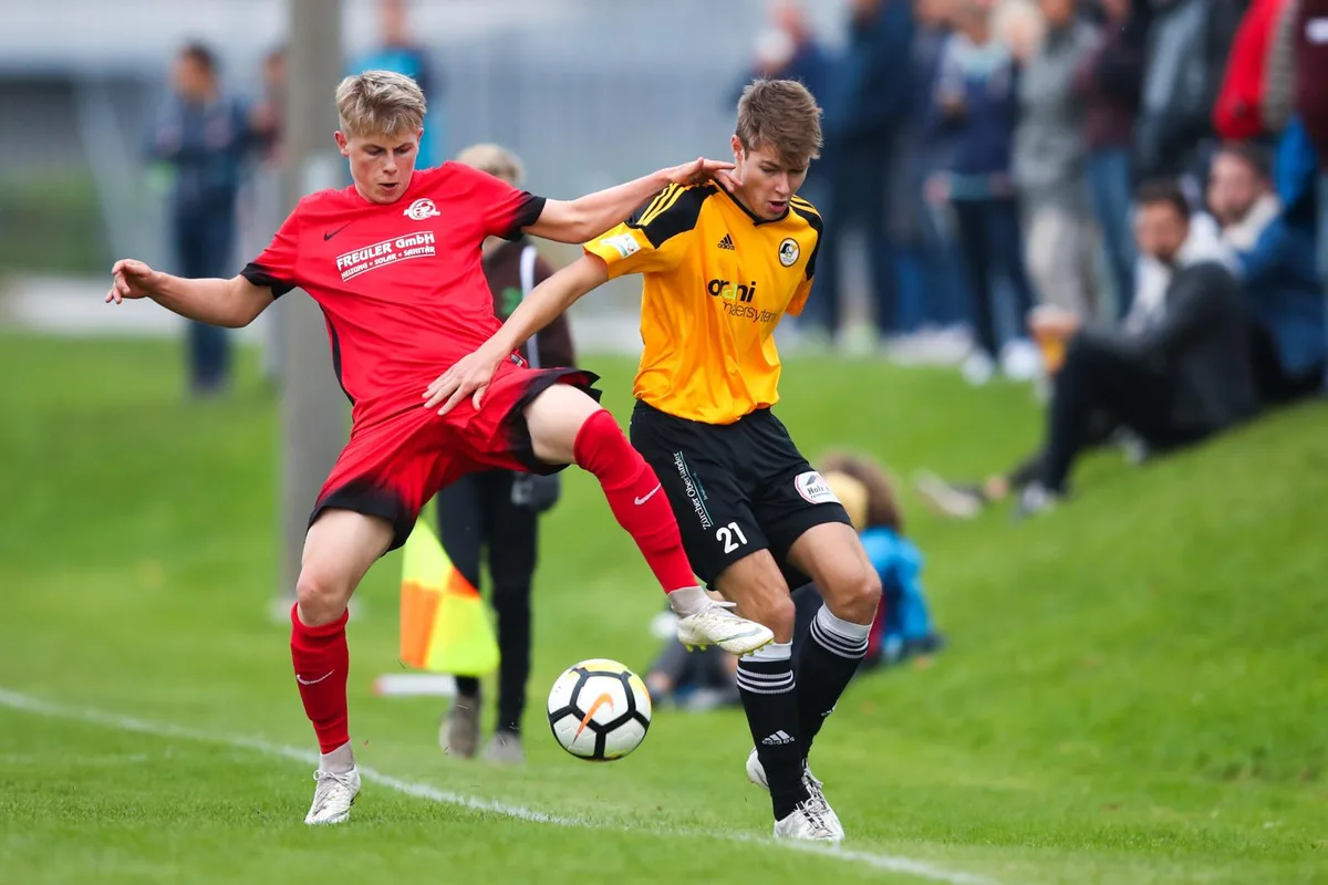 Enganierte Duelle: Pfäffikon (links Sascha Buchs) und Wetzikon (Deia Sträuli) lieferten sich ein umkämpftes Derby., Hier am Boden, am Ende siegreich: Der Wetziker Luca Maddaloni., Die Pfäffiker starteten gut und bejubelten gar das Führungstor., Am Ende aber setzte sich Wetzikon (links Valentin Herzog) gegen den FCP (Diego Beerle) verdient durch.