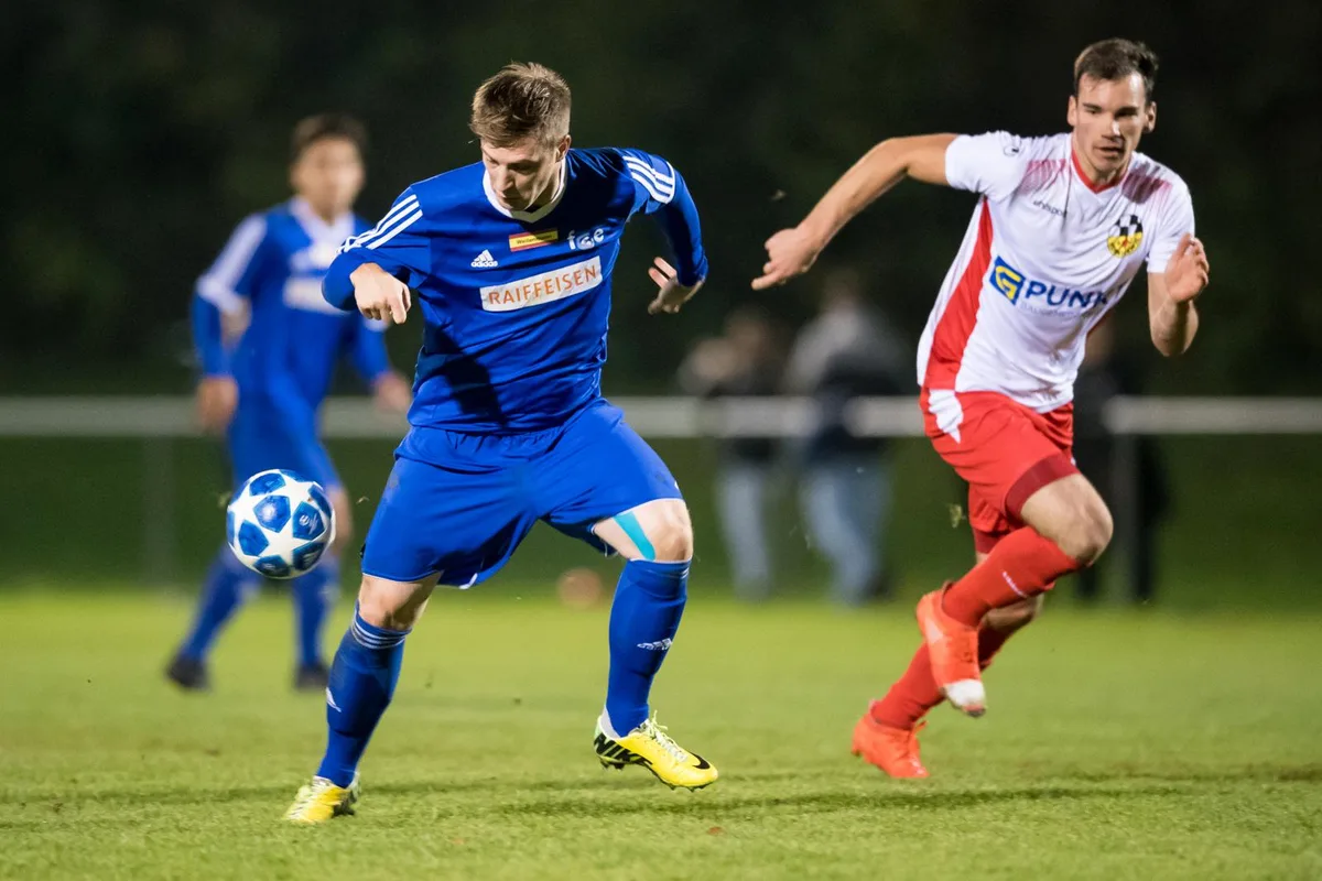 sport_03112018_fussball_pif-2_preview Duell ohne Sieger: Effretikon (Christoph Panzer, links) und Volketswil (Dominic Lima) trennten sich 1:1.