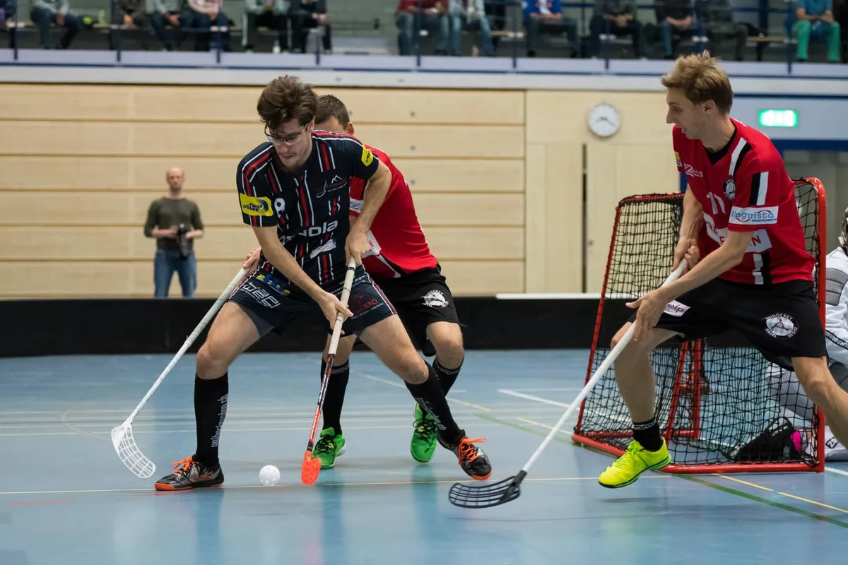 Pfannenstiel-Spieler Thomas Huber (vorne links) sorgt für Arbeit in der Basler Abwehr.