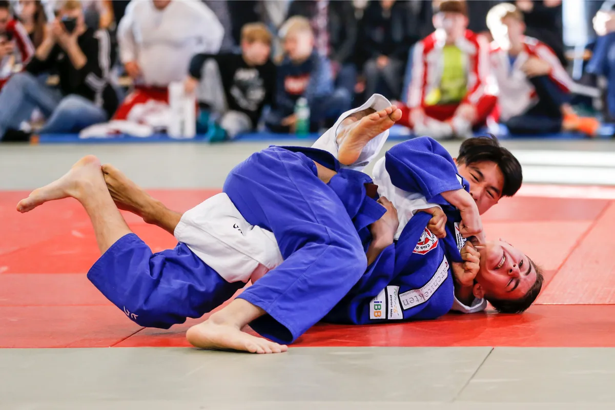 sport_29102016_judo_crm_13_preview_0 Ustermer Hoffnungsträger: Raphael Erne, hier gegen Bruggs Adam Batsiev (rechts).