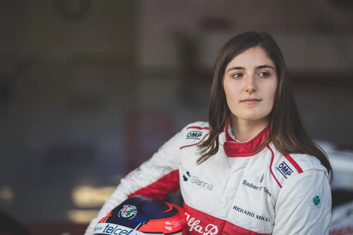 dcd1826oc09_preview Will Vorurteile widerlegen: Tatiana Calderon., Die 25-jährige Kolumbianerin testete diese Woche erstmals einen Formel-1-Boliden., 23 Runden fuhr sie in Mexiko - mehr war reglementarisch nicht erlaubt., Calderon will die dritte Frau werden, die an einem Formel-1-Rennen teilnimmt., Die Premiere ist geglückt: Calderon lässt sich feiern.