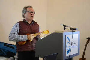 bu_schweizerdeutsch-verein_80-jubi_greifensee_15122018_jam3_preview Zum Jubiläum hatte der Verein verschiedene Lokalgruppen ins Schloss Greifensee eingeladen., Der Verein Schweizerdeutsch feiert im Jahr 2018 sein achtzigjähriges Bestehen., Ziel ist es, den Verein wieder stärker als Dachorganisation verschiedener dialektinteressierter Lokalgruppen zu etablieren., Teilnehmende Lokalgruppen brachten «Müsterli» aus ihrer Dialektregion mit.