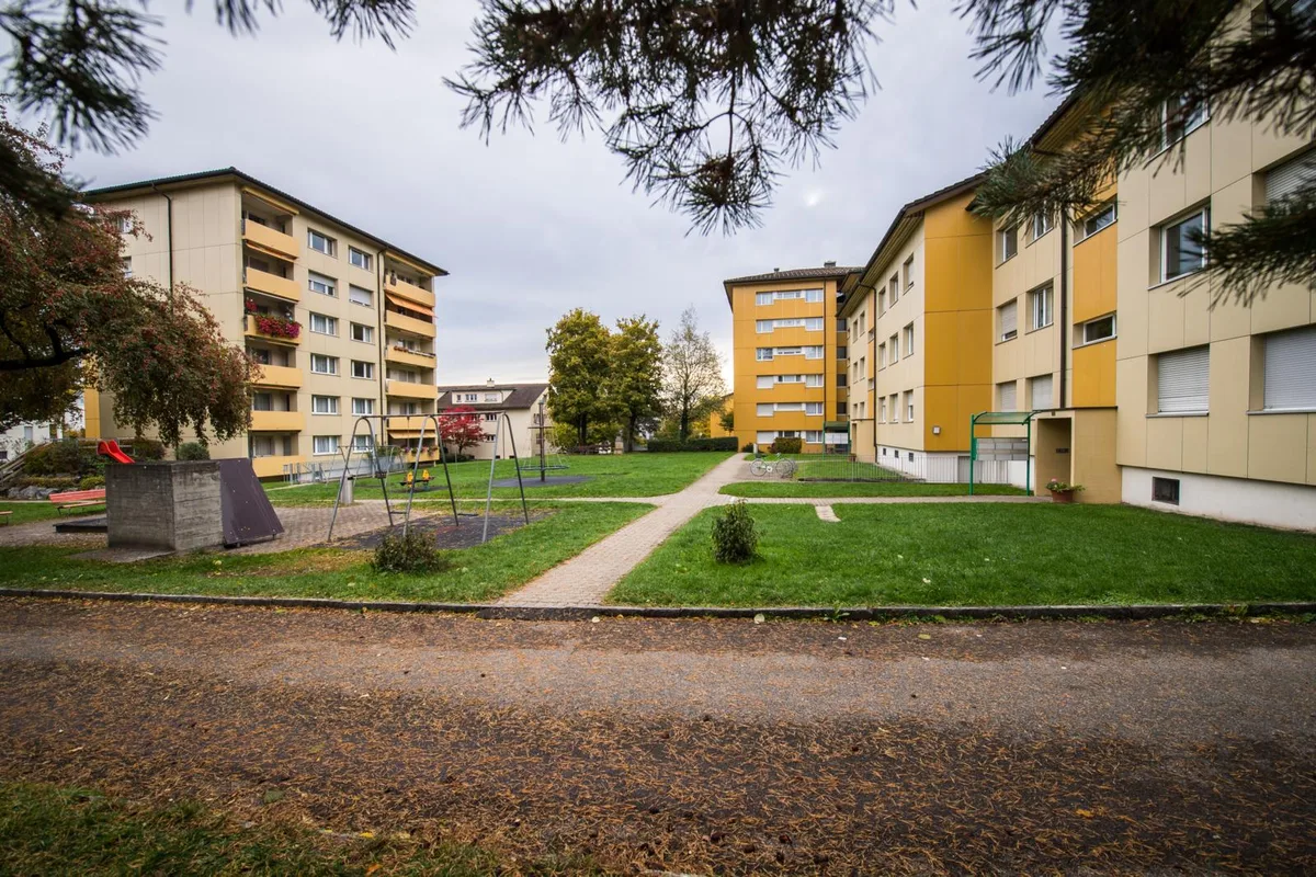 egg_31102018_gestaltungsplan_sbo_10_preview In fünf Jahren soll es hier ganz anders aussehen. Die 60er-Jahre Wohnblöcke der Siedlung Pünt werden abgerissen..., ... und weichen Ersatzneubauten mit verschiedenen Grundrissen und Höhen., Der Umbau erfolgt im Rahmen eines grösseren Gestaltungsplans., Künftig soll es hier mehr grün statt grau werden.