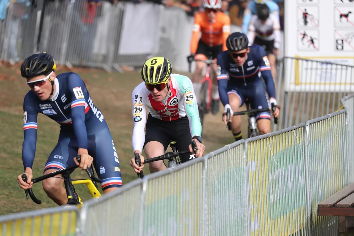 kevin_kuhn_bern_2018_1_preview Laut Coach Florian Vogel kommen die Qualitäten von Kevin Kuhn besonders auf tiefem Terrain zum Tragen., Kevin Kuhn zählte auch beim U-23-Rennen der EKZ-Crosstour in Bern zu den positiven Überraschungen., Kevin Kuhn vermochte schon in einigen Querrennen in dieser Saison zu überzeugen., Schnell unterwegs: Der Gibswiler Kevin Kuhn vor der ausländischen Konkurrenz.