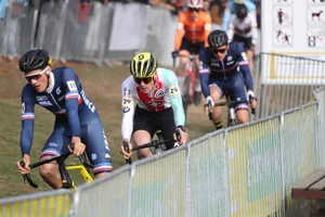 kevin_kuhn_bern_2018_1_preview Laut Coach Florian Vogel kommen die Qualitäten von Kevin Kuhn besonders auf tiefem Terrain zum Tragen., Kevin Kuhn zählte auch beim U-23-Rennen der EKZ-Crosstour in Bern zu den positiven Überraschungen., Kevin Kuhn vermochte schon in einigen Querrennen in dieser Saison zu überzeugen., Schnell unterwegs: Der Gibswiler Kevin Kuhn vor der ausländischen Konkurrenz.