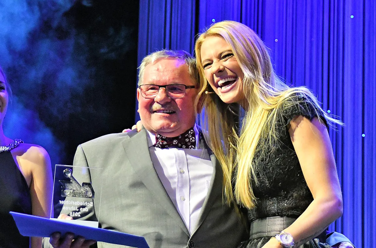 max%20bosshard%20schiri%20dj_dsc_1620_preview Moderatorin Christa Rigozzi posiert mit Max Bosshard, dem Schiedsrichter des Jahres aus Pfäffikon., Max Bosshard flankiert von seinen Schiedsrichterkollegen Roberto Dambone (l.) und Giuseppe Frank.
