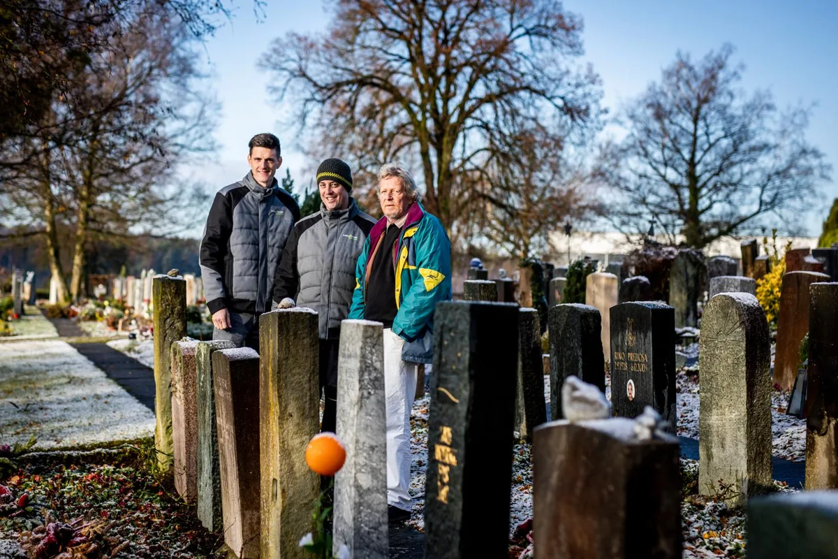 Andreas Keller (links) und Samuel Meier von Keller & Meier Gartengestaltung übernehmen den Friedhofsgärtnerjob.