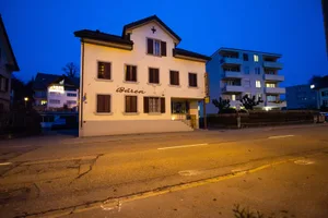 rueti_2622018_mordrestaurantbaeren_sbo_9-1_preview_0 Im Restaurant Bären wurde Wirt I.I. erschossen. Er steckte offenbar in einer Blutfehde., Die Schüsse fielen von ausserhalb des Restaurants (Patronenfunde sind weiss eingekreist)., Das Restaurant ist nun versiegelt.