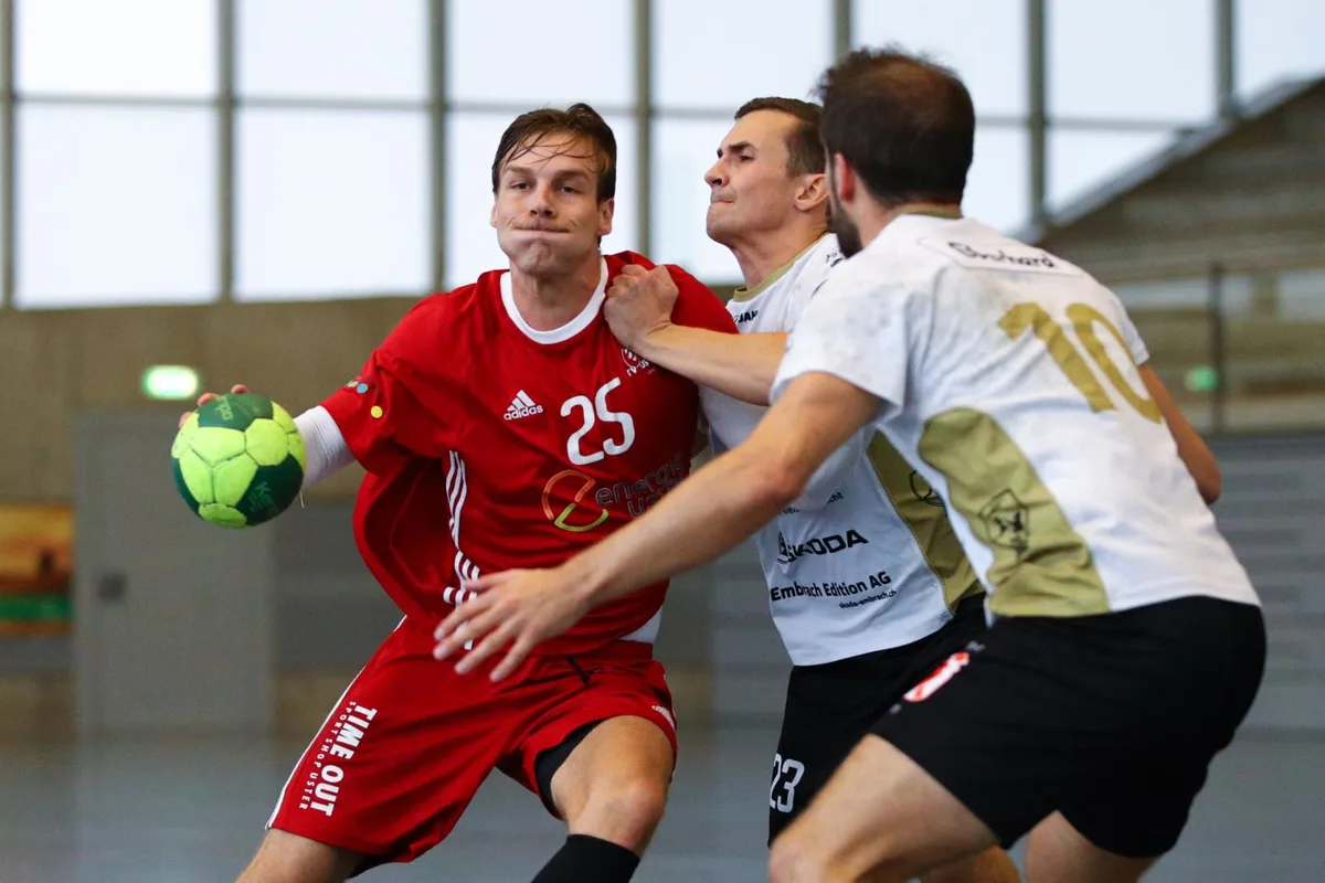 Usters Gianluca Schaub versucht sich gegen zwei Klotener durchzusetzen.
