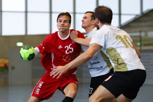 sport_03112018_handballusterkloten_dku__6__preview Usters Gianluca Schaub versucht sich gegen zwei Klotener durchzusetzen.