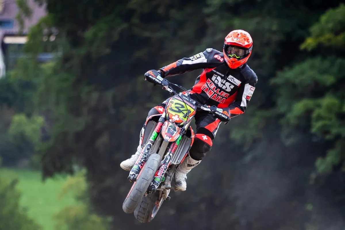 Kevin Tschümperlin hebt erstmals diese Saison ab – am Supermoto Bäretswil.
