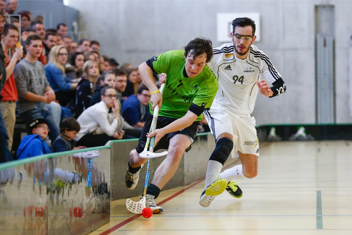 sport_22032015_unihockeylaupenbassersd_crm_8_preview Manuel Denzler (links) war in der letzten Laupner Erstliga-Saison bereits dabei. Jetzt strebt er mit dem Team die Rückkehr an.