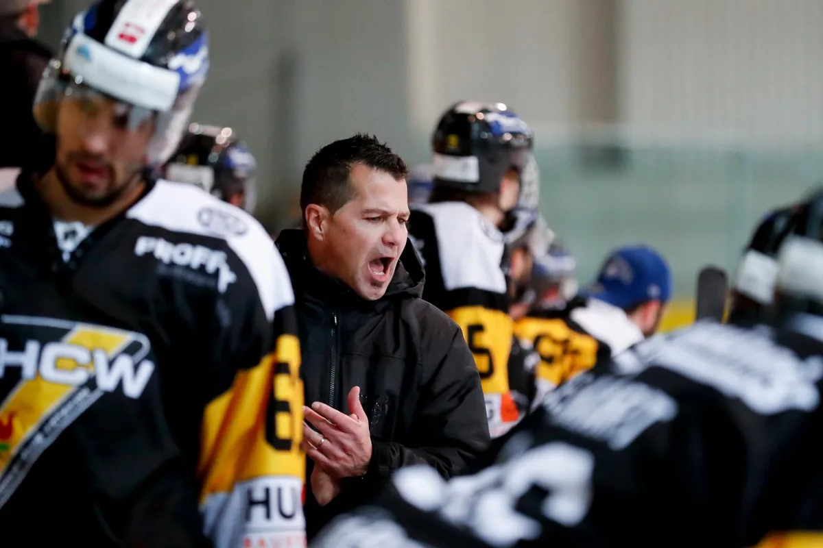 sport_24012018_eishockey_crm_02_preview Im Element: Roger Keller treibt seine Spieler an.