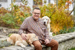 roygerber_preview Roy Gerber mit den Therapiehunden Micah und Benaiah. Sie sind bei jedem Treffen mit Betroffenen mit dabei., Schweizweit werden Zeichen gegen sexuelle Übergriffe gesetzt. , Schweizweit werden Zeichen gegen sexuelle Übergriffe gesetzt. , Schweizweit werden Zeichen gegen sexuelle Übergriffe gesetzt. , Schweizweit werden Zeichen gegen sexuelle Übergriffe gesetzt. , Schweizweit werden Zeichen gegen sexuelle Übergriffe gesetzt.