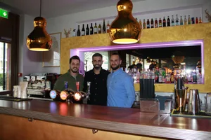 goldenbar_preview Sebastiano Lanteri (links) und Luca Marchese (rechts) übergeben die Golden Bar in Pfäffikon an Emrah Ekinci (Mitte).