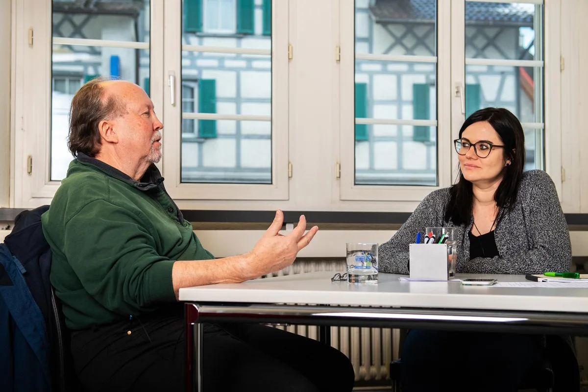 wetzikon_14012019_internethass_sbo_14_preview Sitzen an einem Tisch: Der Wetziker Jürg Streuli und die ehemalige Zuger Kantonsrätin Jolanda Spiess-Hegglin. , Streuli hatte die 38-Jährige auf Facebook als Lügnerin bezeichnet - sie zeigte ihn an. , Vor Gericht beeindruckte Spiess den Zürcher Oberländer derart, dass er ihrem Verein 800 Franken spendete und Mitglied wurde. , Spiess-Hegglin zeigt konsequent alle Beschimpfungen gegen sie an, den Tätern schüttelt sie dann die Hand. , Nun zeigt das Schweizer Fernsehen die Geschichte von Spiess und Streuli in ihrer Sendung Einstein, die das Thema Wut behandelt. , Spiess ist die Geschäftsführerin von des Vereins Netz Courage, der sich für andere Opfer von Hass im Internet einsetzt. , Streuli sagt, er spiele nun die Rolle des reumütigen Bösewichts, wie er es verdient habe. , Er hoffe, er sehe Jolanda aber auch nach dem Medienrummel wieder. , Jemanden persönlich im Netz anzugreifen sei ein Fehler, den er nicht wiederholen werde.