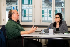 wetzikon_14012019_internethass_sbo_14_preview Sitzen an einem Tisch: Der Wetziker Jürg Streuli und die ehemalige Zuger Kantonsrätin Jolanda Spiess-Hegglin. , Streuli hatte die 38-Jährige auf Facebook als Lügnerin bezeichnet - sie zeigte ihn an. , Vor Gericht beeindruckte Spiess den Zürcher Oberländer derart, dass er ihrem Verein 800 Franken spendete und Mitglied wurde. , Spiess-Hegglin zeigt konsequent alle Beschimpfungen gegen sie an, den Tätern schüttelt sie dann die Hand. , Nun zeigt das Schweizer Fernsehen die Geschichte von Spiess und Streuli in ihrer Sendung Einstein, die das Thema Wut behandelt. , Spiess ist die Geschäftsführerin von des Vereins Netz Courage, der sich für andere Opfer von Hass im Internet einsetzt. , Streuli sagt, er spiele nun die Rolle des reumütigen Bösewichts, wie er es verdient habe. , Er hoffe, er sehe Jolanda aber auch nach dem Medienrummel wieder. , Jemanden persönlich im Netz anzugreifen sei ein Fehler, den er nicht wiederholen werde.