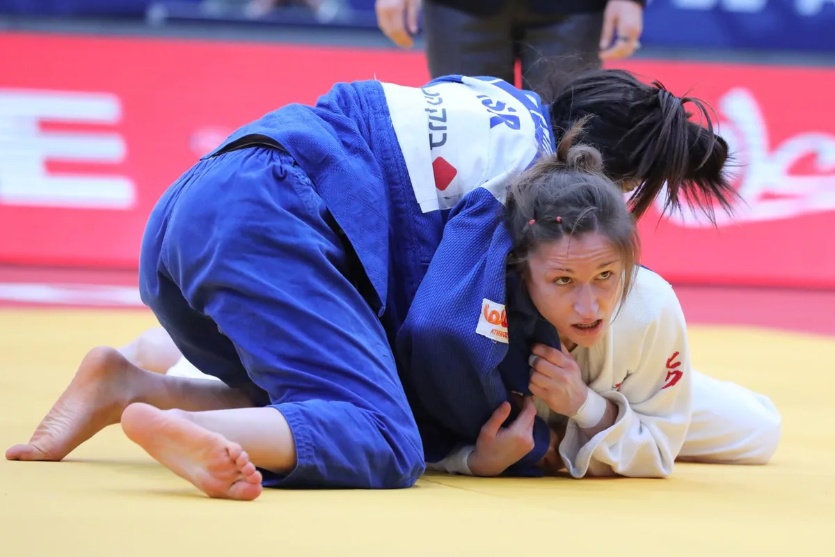 07316859_preview Die Israeli Gefen Primo fand kein Rezept gegen Fabienne Kocher (unten)., Grosse Freude nach dem Sieg: Fabienne Kocher holte erstmals Bronze an einem Grand Prix.