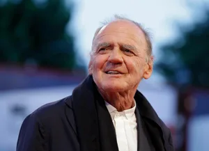 1550321618154_preview_0 Schauspieler Bruno Ganz ist im Alter von 77 Jahren in Zürich gestorben., Ärzte hatten im Juli 2018 bei Bruno Ganz ein Karzinom im Darm entdeckt. , Am Samstagmorgen erlag er seinem Krebsleiden. , Für seine Charakterrollen gewann Bruno Ganz zahlreiche Preise. , Bruno Ganz hat sich auf der Bühne und im Film immer weit vor und weit in die Höhe gewagt., Seine letzte Bühnenrolle spielte Ganz 2012, Durch seine Rolle als Adolf Hitler im Film «Der Untergang» erlangte Ganz grosse Bekanntheit.