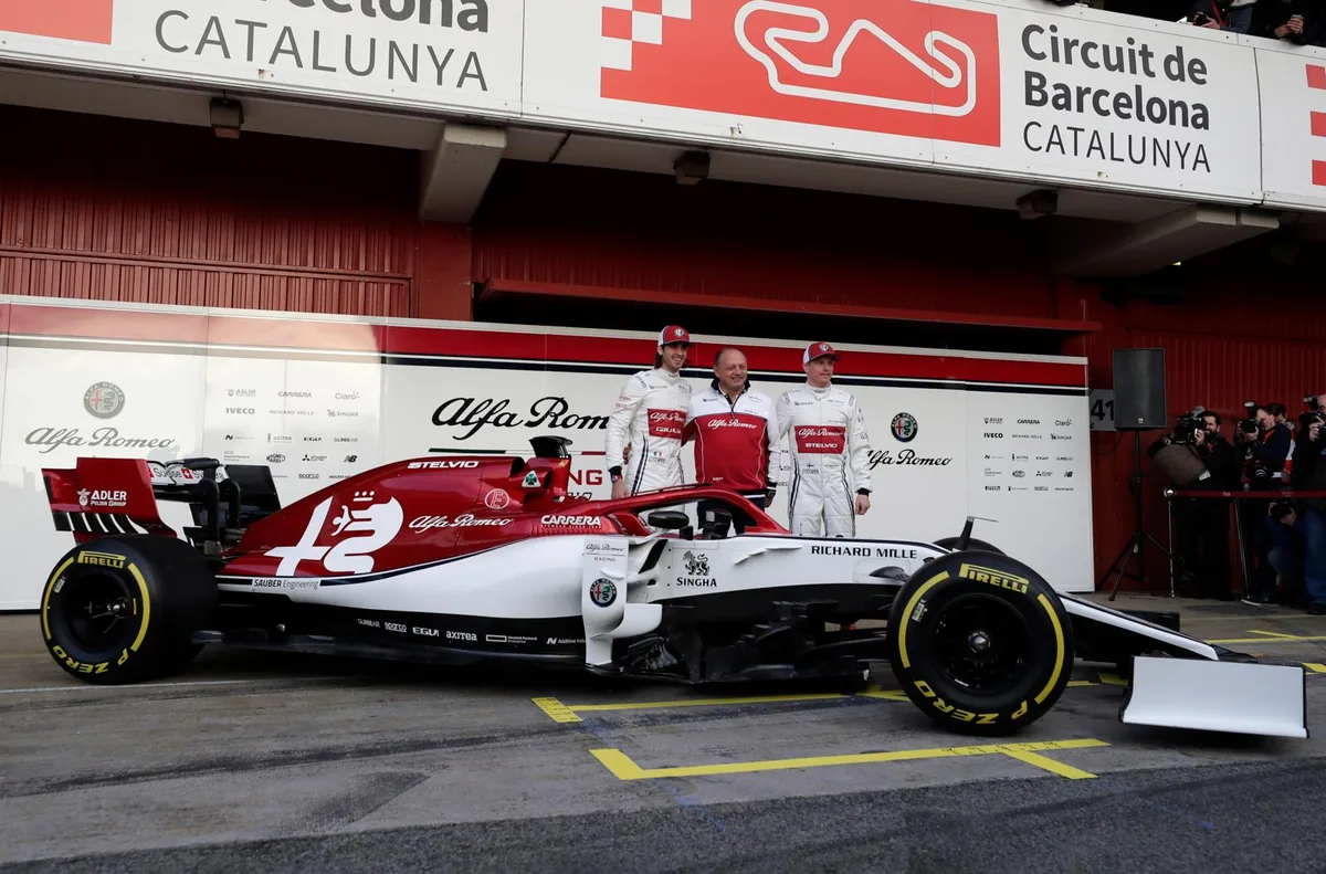 Das Hinwiler Alfa-Romeo-Team präsentierte in Barcelona seinen neuen Boliden., Teamchef Frédéric Vasseur, umrahmt von den Fahrern Antonio Giovinazzi (links) und Kimi Räikkönen., C38 heisst das Auto - damit wird eine Tradition weitergeführt.
