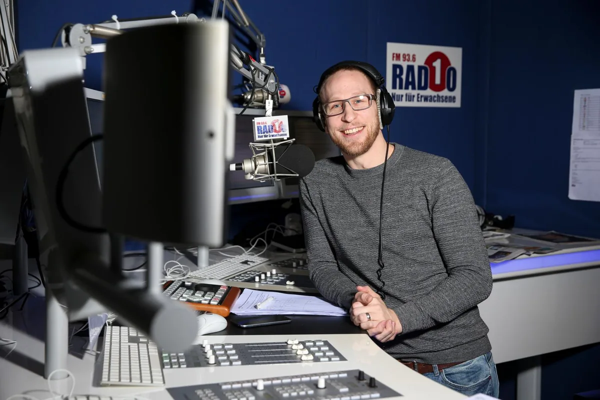 pfa%cc%88ffikon_14022019_radiomoderator_nag-4_preview Dani Wüthrich im Radio-1-Studio im Zürcher Hottingen-Quartier., Mit der Morgenshow ist er jeweils von 4 bis 10 Uhr auf Sendung., Als gelernter Versicherungskaufmann war er sich anfänglich andere Arbeitszeiten gewohnt., Als Musikchef hat er wöchentlich mit Labels zu tun, die anfragen, ob Radio 1 einen aktueller Track spiele.