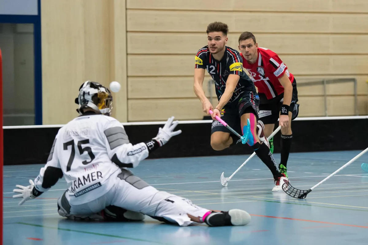 sport_03112018_unihockey_pif-3_preview «Pfanni»-Spieler Fabio Luchsinger schliesst gegen Basel einen Angriff ab.
