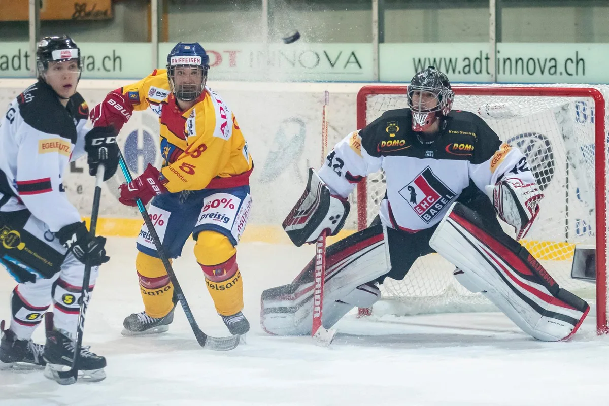 Im Banne des Pucks: Auch das zweite Spiel zwischen Dübendorf und Basel war eine enge Angelegenheit.