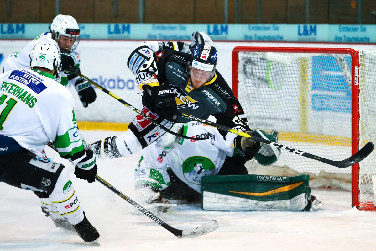 EHCW-Stürmer Gianni Brandi mit einer Flugeinlage. Der EHCW landete im ersten Playoff-Spiel hart.