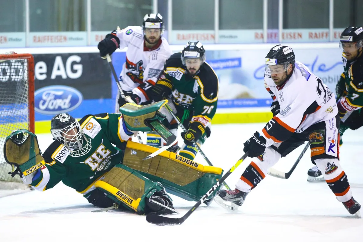 sport_21022019_eievikings_dku__11__preview Vikings-Stürmer Alain Deubelbeiss im Duell mit EIE-Goalie Dennis Volkart.