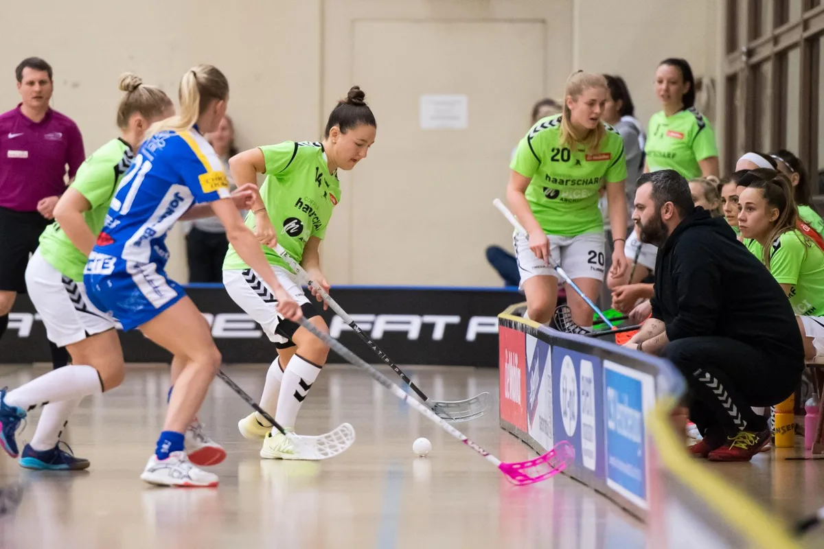 Laupens Michele Grob wehrt sich gegen Elsa Frisk von Kloten-Dietlikon.