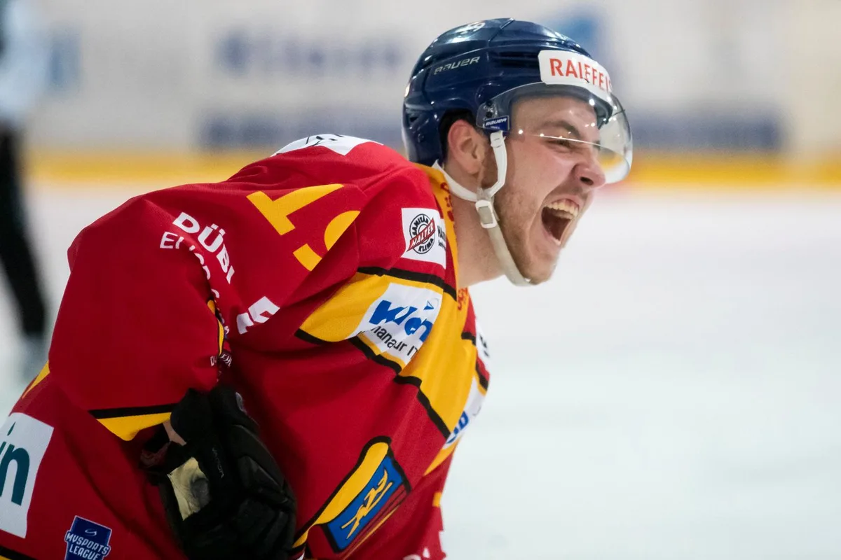 sport_26012018_eishockey_crm_02_preview Dübendorfs Marco Suter bejubelt seinen Gamewinner.