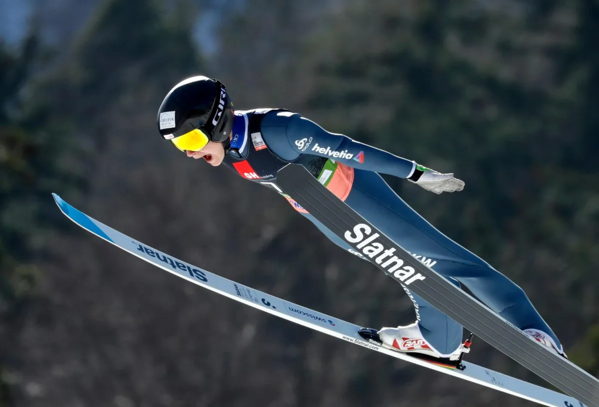 Das Highlight zum Abschluss: Dominik Peter bei einem Sprung auf der Skiflugschanze von Planica., Der 17-Jährige Fischenthaler schnupperte heuer mehrfach Weltcup-Luft., 211 Meter weit flog er in Planica - und verpasste seine ersten Weltcup-Punkte nur knapp., Trainer Martin Künzle bezeichnet ihn im positiven Sinn als «frechen Hund».
