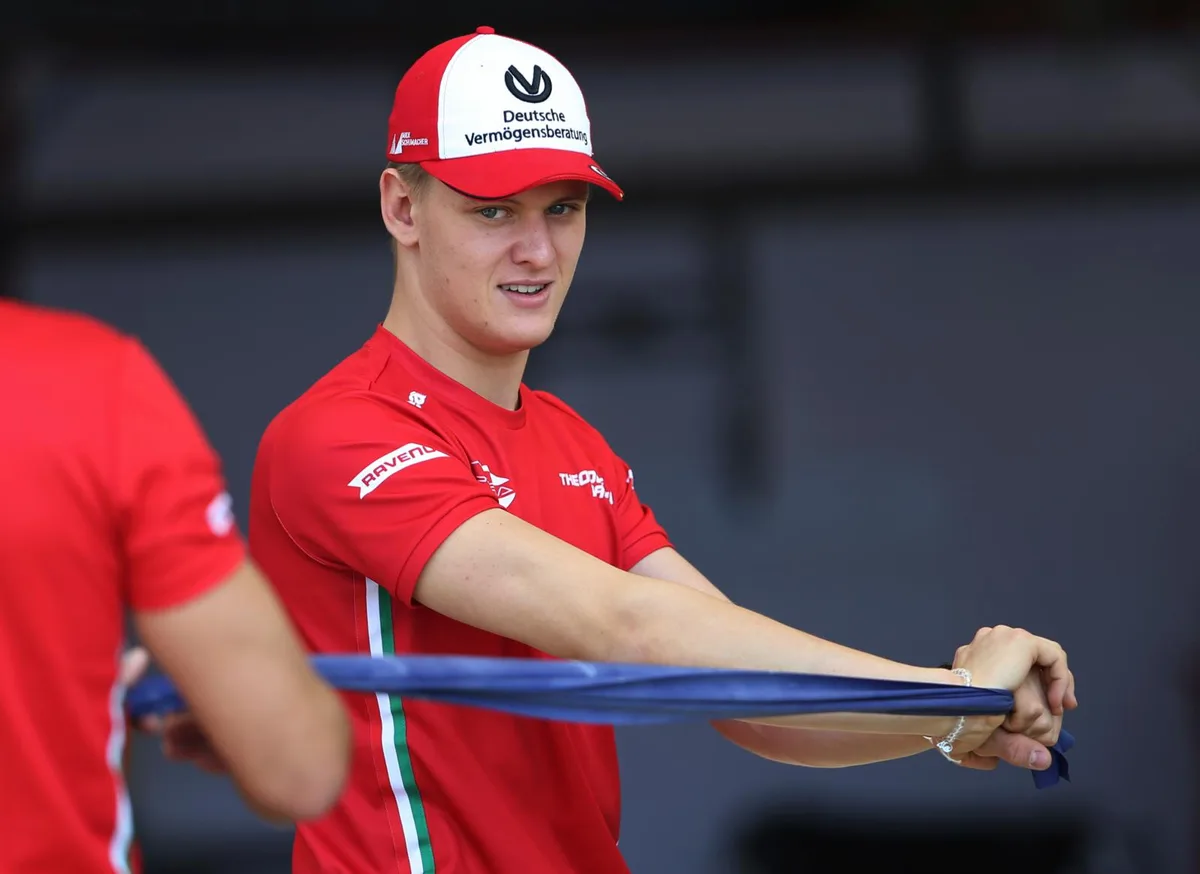 Mick Schumacher testet nächste Woche den in Hinwil gebauten Alfa Romeo., Peter Sauber holte einst Michael Schumacher zusammen mit Karl Wendlinger und Heinz-Harald Frentzen in sein Sportwagen-Team.