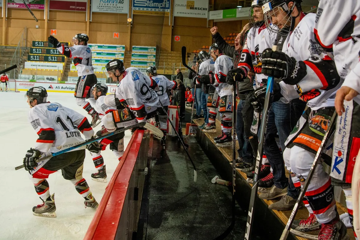 Der Meistermoment: Die Vikings-Spieler stürmen bei Spielschluss aufs Eis., Noch Ende November waren sie unter dem Strich klassiert - nun nahm ihre Saison ein perfektes Ende., Der Dürntner waren bereit, als es zählte., Auf dem Eis in Langnau feierte die Mannschaft mit den mitgereisten Fans., Was von der Feier übrig blieb: Arbeit für den Eismeister - die Tribüne hingegen wischten die Fans selber.