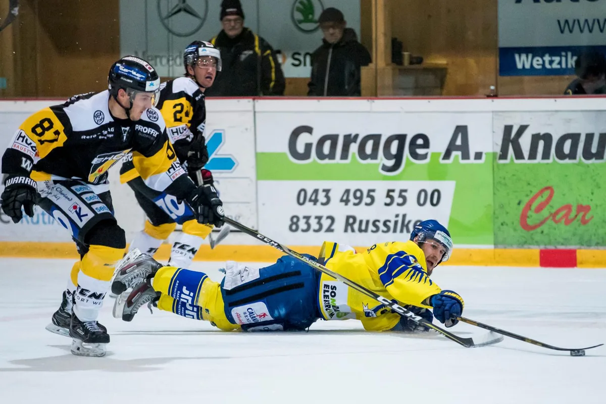20171125_wetzikonarosa_cm_6929_preview Die Wetziker (Timon Vesely, links) wollen im Final den EHC Arosa erneut in die Knie zwingen.