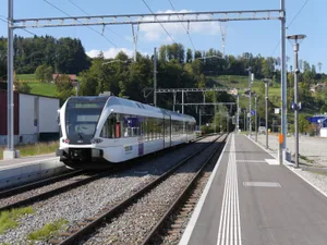 p1060566_preview Die S26, hier beim Bahnhof Saland, wird ab Dezember bis nach Rüti halbstündlich verkehren., Die S11, hier am Bahnhof Wila, soll weiterhin zu den Stosszeiten ins Tösstal fahren.