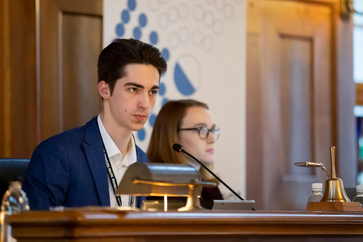 pfaeffikon_02022019_jugendparlament_crm_4_preview Aus seiner Zeit im Jugendparlament kennt Dominic Täubert die Easyvote-Broschüren. , Diese erläutern in einfacher Sprache die Vorlagen oder Wahlmöglichkeiten. , Doch in Pfäffikon beisst der Jungpolitiker mit seiner Petition, die Broschüren ebenfalls einzuführen, auf Granit.