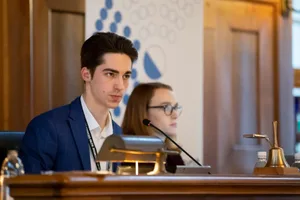 pfaeffikon_02022019_jugendparlament_crm_4_preview Aus seiner Zeit im Jugendparlament kennt Dominic Täubert die Easyvote-Broschüren. , Diese erläutern in einfacher Sprache die Vorlagen oder Wahlmöglichkeiten. , Doch in Pfäffikon beisst der Jungpolitiker mit seiner Petition, die Broschüren ebenfalls einzuführen, auf Granit.