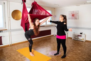 pfaeffikon_25022019_arielleyoga_sbo_6_preview Stehend, hängend, eingewickelt – beim Aerial Yoga vermischen sich Enstpannung und Akrobatik. , Um sich mit dem Tuch anzufreunden, gibt es am Anfang der Stunde noch einige Übungen mit Bodenkontakt. , Aufrecht im Schneidersitz in der Luft – aber nicht für lange. Schon stand dann die nächste Übung an.
