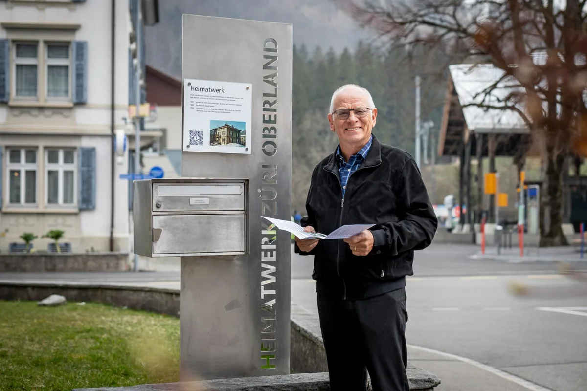 Walter Ledermann präsentiert stolz eine der neuen Haustafeln., Das Faltblatt mit den wichtigsten Informationen wird ebenfalls am Freitag vorgestellt.